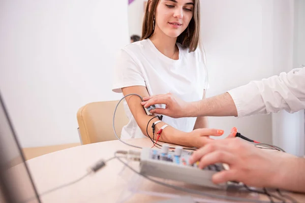 医療センターでの電気検査を用いた患者の神経検査 — ストック写真