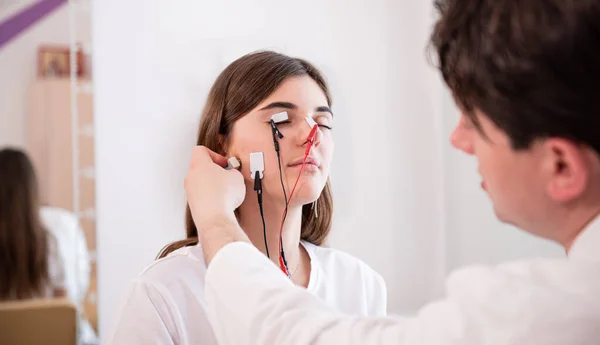 Nerventest des Patienten mittels Elektromyographie im medizinischen Zentrum — Stockfoto