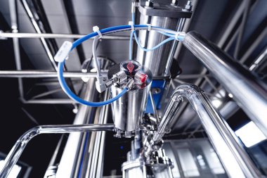 Bira fabrikasında bira demleme ekipmanı.