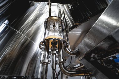 Bira fabrikasında bira demleme ekipmanı.