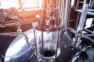 Bira fabrikasında bira demleme ekipmanı.