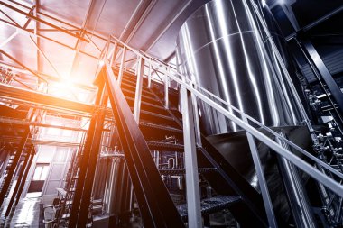 Bira fabrikasında bira demleme ekipmanı.