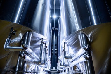 Bira fermantasyonu ve bira fabrikasında olgunlaşma için çelik tanklar.