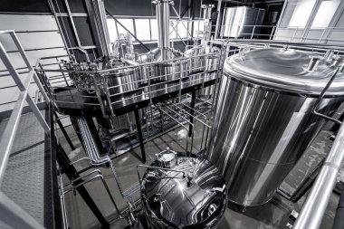 Bira fabrikasında bira demleme ekipmanı.