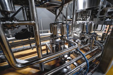 Modern bir bira fabrikasının boruları ve tesisatları.