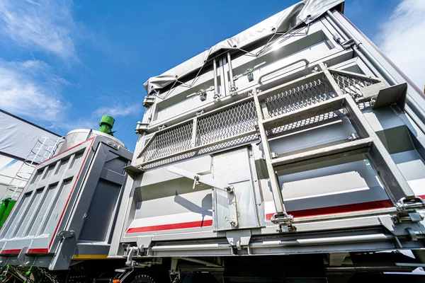 Grote graantrucks aan de blauwe lucht achtergrond — Stockfoto