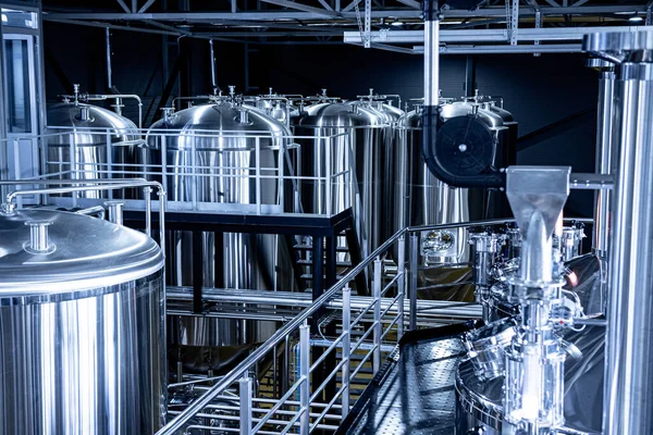 Bira fabrikasında bira demleme ekipmanı. — Stok fotoğraf