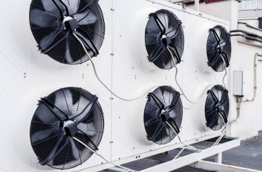 Endüstriyel bir binanın çatısında klimalar var. HVAC