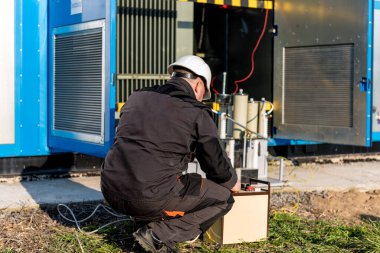 Elektrik ölçümlerinin çalıştırılması güç transformatöründe çalışır.