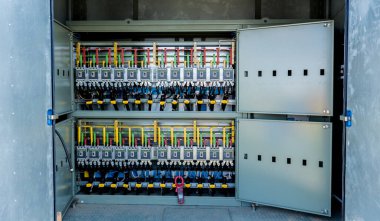 Trafo istasyonunda elektrik ekipmanları var.