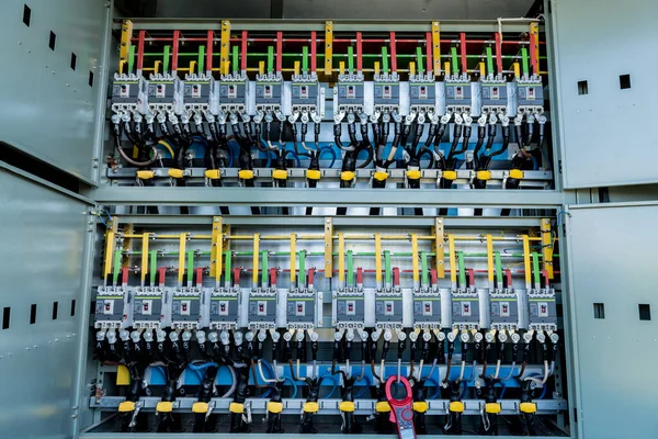 Scomparto di apparecchiature elettriche in una sottostazione completa di trasformatori — Foto Stock