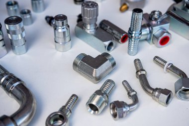 Hafif arka planda tesisat ve montajlar.