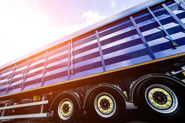 Grote korrel truck aan de blauwe lucht achtergrond — Stockfoto