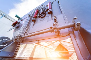 Mavi gökyüzü arka planında büyük tahıl kamyonları