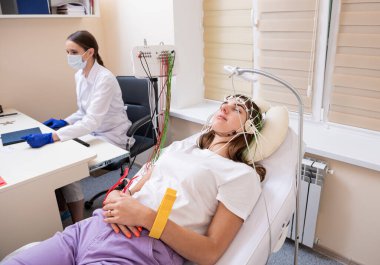 Hastanın beyin testinde ensefalografi kullanıldı.