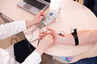 Tıbbi merkezde elektromiyografi kullanan hasta sinirleri test ediliyor.