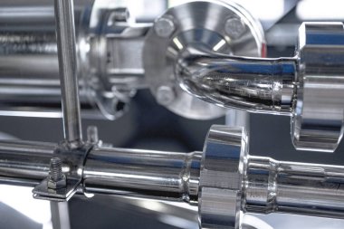 Bira fabrikasında bira demleme ekipmanı.