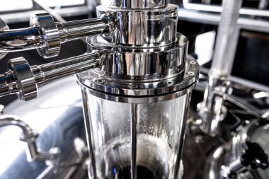 Bira fabrikasında bira demleme ekipmanı.