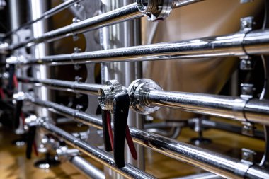 Bira fabrikasında bira demleme ekipmanı.