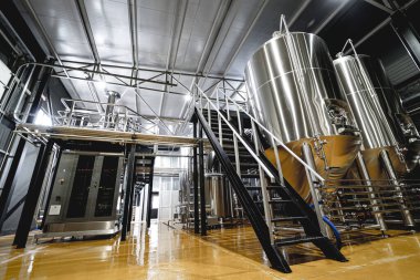 Bira fabrikasında bira demleme ekipmanı.