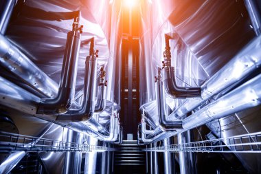 Bira fermantasyonu ve bira fabrikasında olgunlaşma için çelik tanklar.