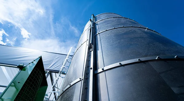 Grandi silos moderni per la conservazione del raccolto dei cereali. — Foto Stock