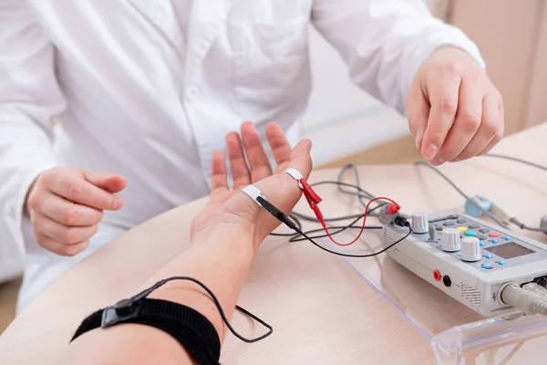 Test dei nervi dei pazienti con elettromiografia presso il centro medico — Foto Stock