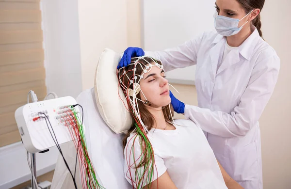 Test del cervello del paziente con encefalografia presso il centro medico — Foto Stock