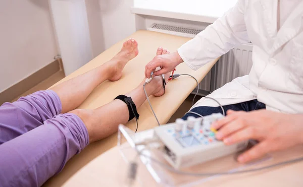 Pruebas de nervios del paciente mediante electromiografía en el centro médico — Foto de Stock