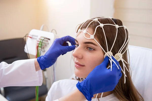 Pruebas cerebrales de los pacientes mediante encefalografía en el centro médico — Foto de Stock