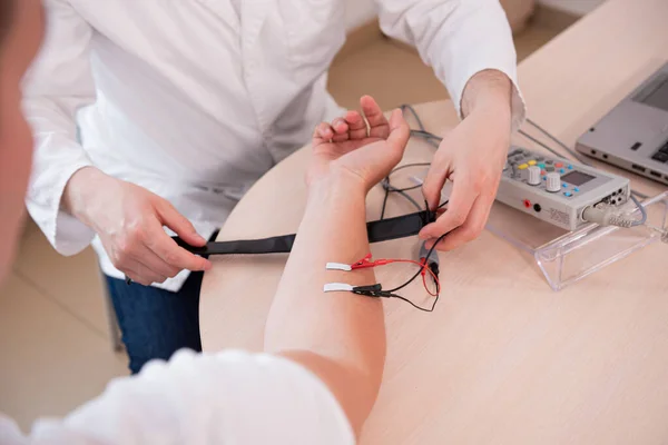 Patiëntenzenuwen testen met behulp van elektromyografie in het medisch centrum — Stockfoto