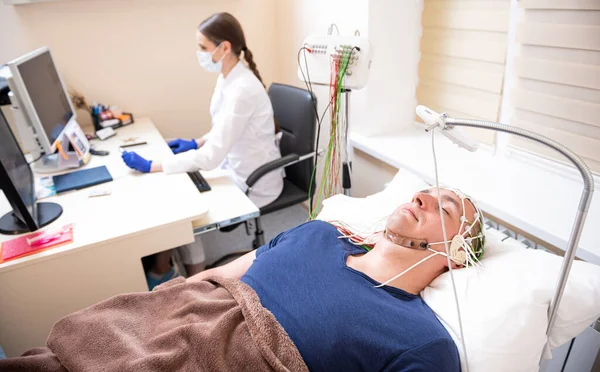 Patienthjärntest med encefalografi på vårdcentralen — Stockfoto