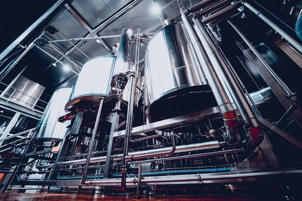 Filas de tanques de acero para la fermentación y maduración de la cerveza en una cervecería artesanal — Foto de Stock