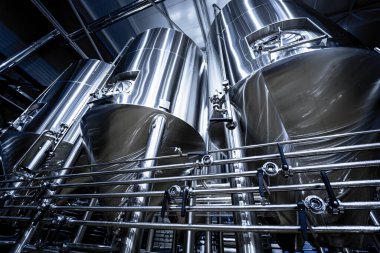 Bira fermantasyonu ve bira fabrikasında olgunlaşma için çelik tanklar.