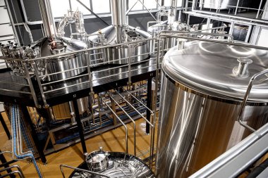 Bira fabrikasında bira demleme ekipmanı.