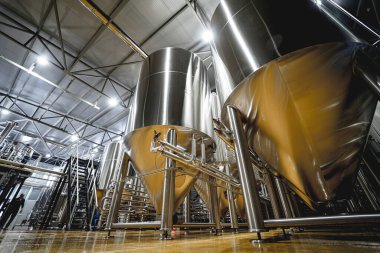 Bira fermantasyonu ve bira fabrikasında olgunlaşma için çelik tanklar.