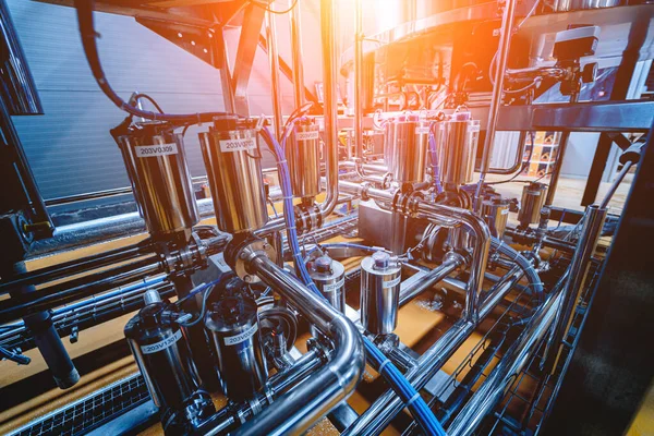 Pijpen en hulpstukken in een ambachtelijke moderne brouwerij — Stockfoto