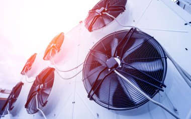 Endüstriyel bir binanın çatısında klimalar var. HVAC