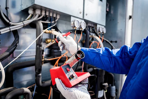Elektronik ısı sensörlerini elektronik lehimleme demiriyle tamir eden teknisyen. — Stok fotoğraf