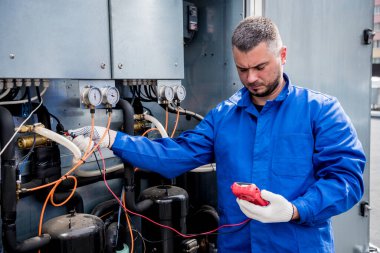 Havalandırma ünitesinin soğutma ikmal bölümünde sıcaklık sensörlerinin direnç testi