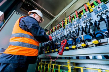 Güneş paneli şalter bölümünün çalışma voltaj seviyeleri kontrol ediliyor