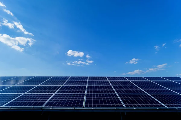 青い空の背景に太陽光発電パネル — ストック写真