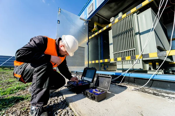 電力変圧器における電気測定の実行 — ストック写真