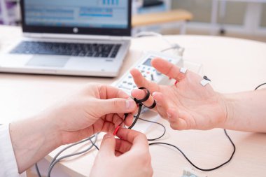 Tıbbi merkezde elektromiyografi kullanan hasta sinirleri test ediliyor.
