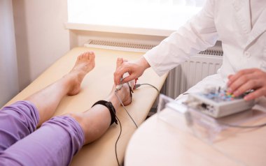 Tıbbi merkezde elektromiyografi kullanan hasta sinirleri test ediliyor.