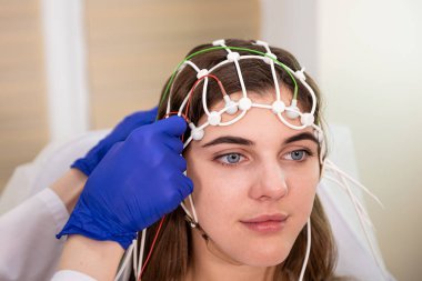 Hastanın beyin testinde ensefalografi kullanıldı.