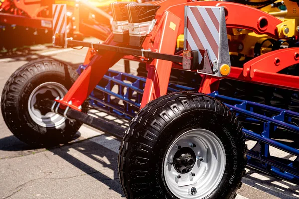 Nieuwe moderne landbouwmachines en -uitrusting — Stockfoto