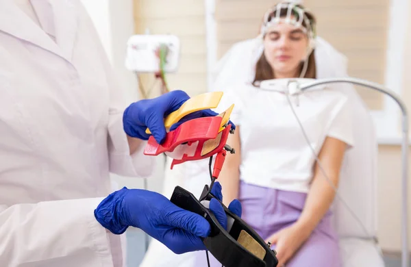 Test del cervello del paziente con encefalografia presso il centro medico — Foto Stock