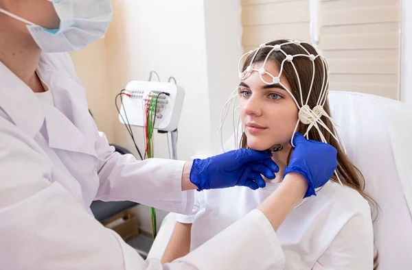 Testes cerebrais do paciente usando encefalografia no centro médico — Fotografia de Stock