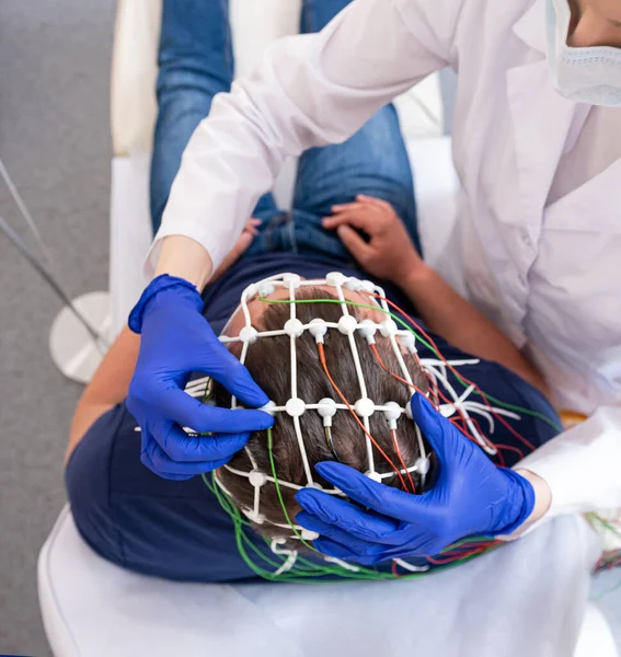 Hirntests mit Enzephalographie im medizinischen Zentrum — Stockfoto